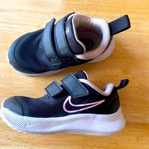 Toddler girls Nike sneakers running shoes
